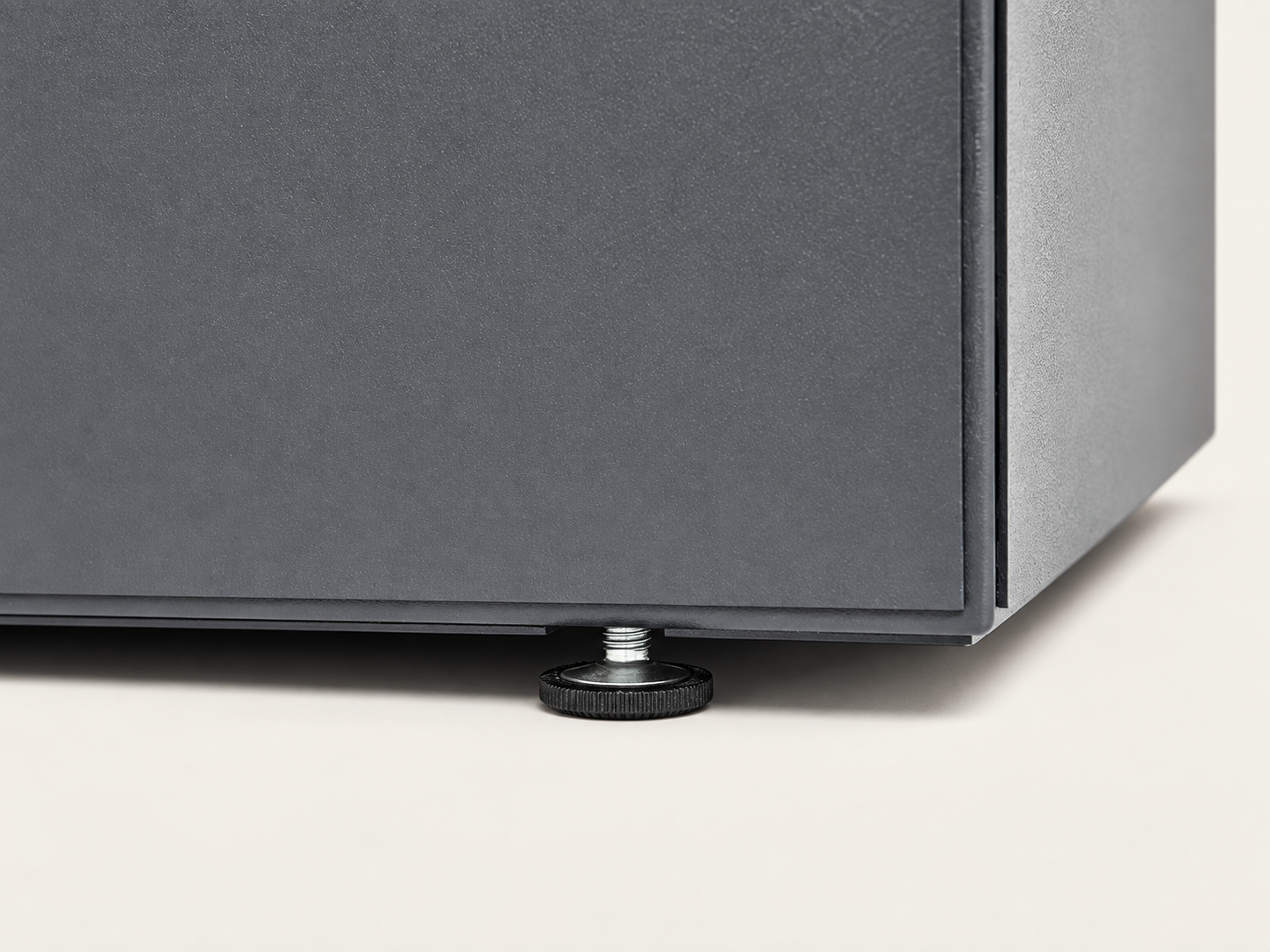 Close view of the Siena Kubo lower edge and adjustable foot