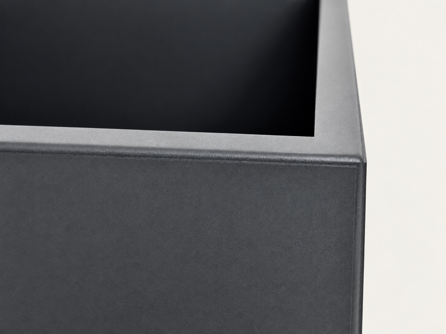 Close view of the Siena Kubo powder-coated rim and welded corner
